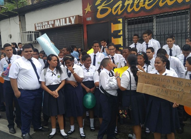 Noticia Radio Panamá | Director separado de Escuela el Cantón denuncia persecución