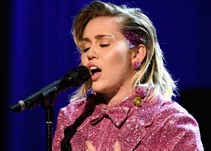 Noticia Radio Panamá | Miley Cyrus interpretará nuevo disco en los premios Billboard