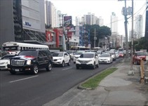 Noticia Radio Panamá | Taxistas de turismo y policía se enfrentan por retiro de placas