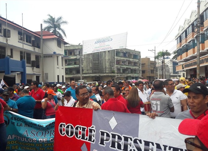 Noticia Radio Panamá | Educadores marchan a la Presidencia. Exigen el cumplimiento de acuerdos