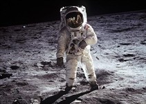 Noticia Radio Panamá | Sotheby’s subastará bolsa con polvo de la Luna por más de 2 millones de dólares