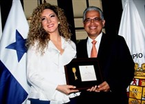 Noticia Radio Panamá | Erika Ender recibe llave de la ciudad