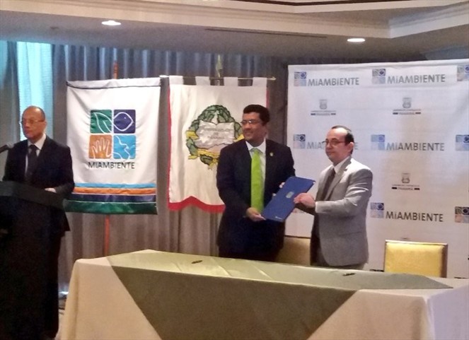 Noticia Radio Panamá | UP firma convenio con el Ministerio de Ambiente para incrementar cobertura boscosa