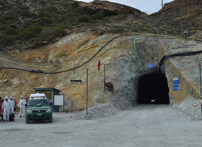 Noticia Radio Panamá | Dos trabajadores están atrapados en una mina al sur de Chile