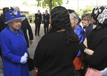 Noticia Radio Panamá | Reina Isabel II visita a víctimas de incendio en Londres