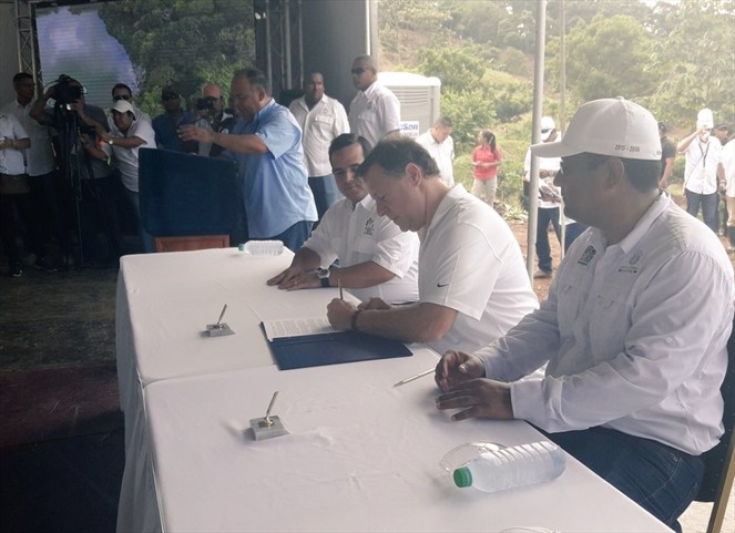 Noticia Radio Panamá | Presidente Varela firma decreto que establece IV sabado de junio como «Día Nacional de la Reforestación»