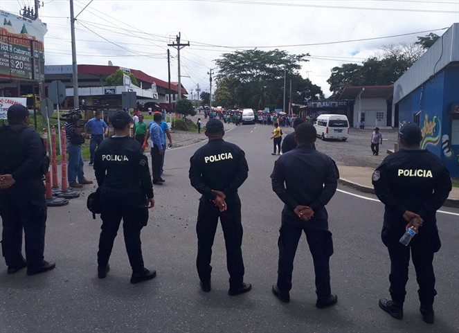 Noticia Radio Panamá | Nuevo enfrentamiento entre docentes y antimotines en San Félix