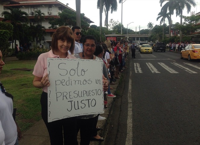 Noticia Radio Panamá | Realizan protesta para pedir presupuesto justo para UDELAS