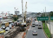 Noticia Radio Panamá | Realizan montaje de vigas en la estación Brisas del Golf