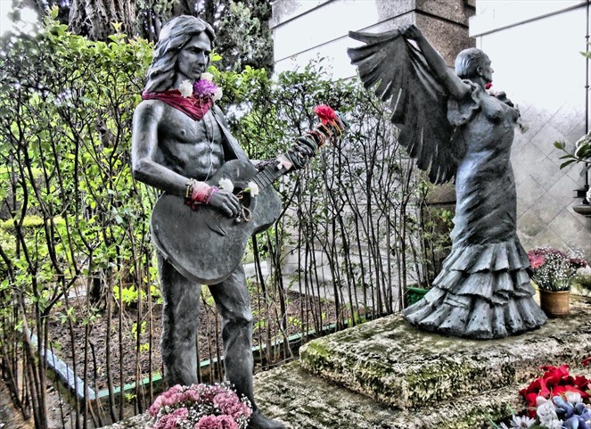 Profanan estatua de la artista española Lola Flores
