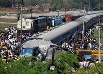 Noticia Radio Panamá | Al menos 11 muertos y más de 40 heridos al descarrilar un tren en la India