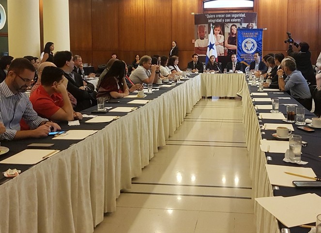 Noticia Radio Panamá | Ministra de Gobierno sostuvo reunión con directivos de la Cámara de Comercio