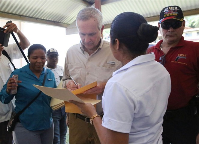 Noticia Radio Panamá | Ministro de la Presidencia se reúne con autoridades locales en Darién