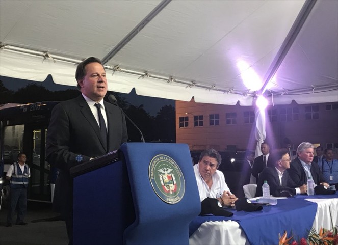 Noticia Radio Panamá | Varela anuncia multas a transportistas ilegales