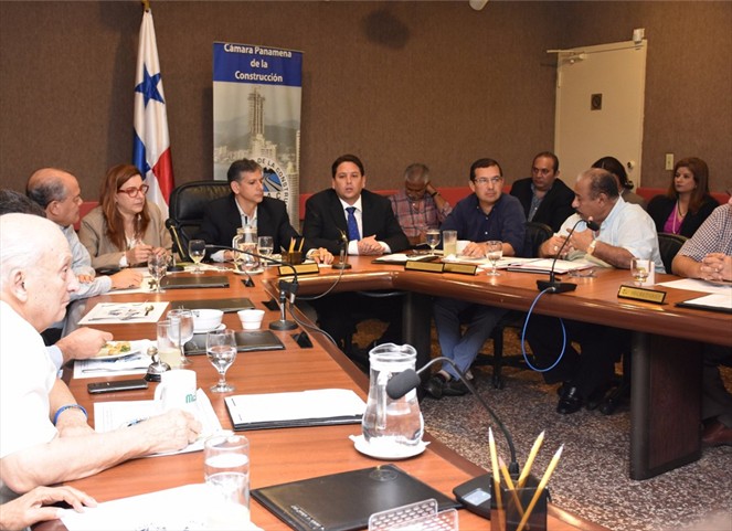 Noticia Radio Panamá | Directivos de CAPAC se reúnen con autoridades del IDAAN