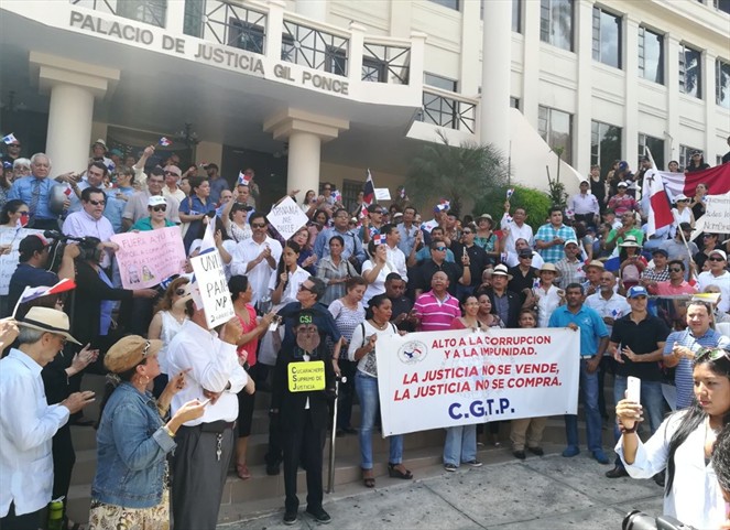 Noticia Radio Panamá | Sociedad Civil protesta en la Corte Suprema de Justicia por casos de Odebrecht