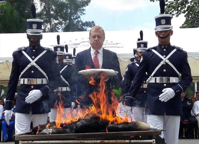 Noticia Radio Panamá | Gobernación realiza cremación de banderas en desuso dando inicio a las Fiestas Patrias