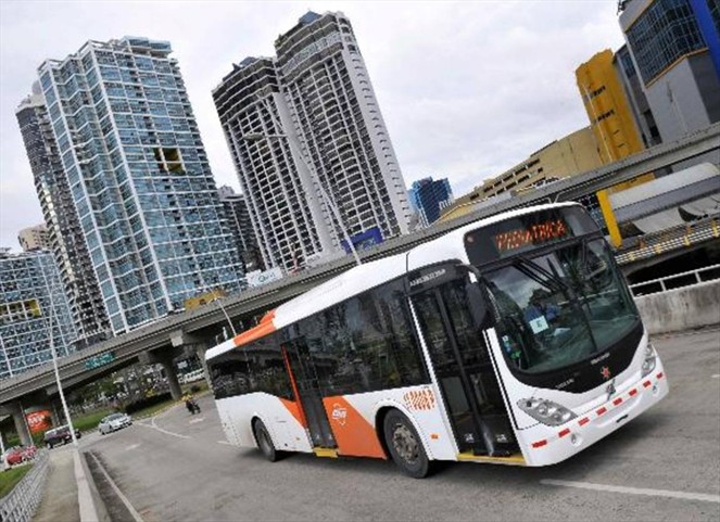 Noticia Radio Panamá | Metrobús en Colón solo en Altos De Los Lagos; Varela