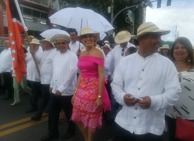 Noticia Radio Panamá | Gran cantidad de políticos en desfile en Juan Díaz