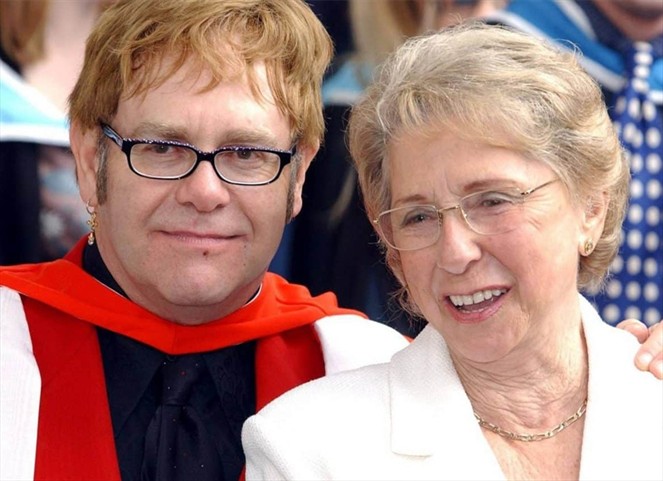 Noticia Radio Panamá | Elton John da último adiós a su madre