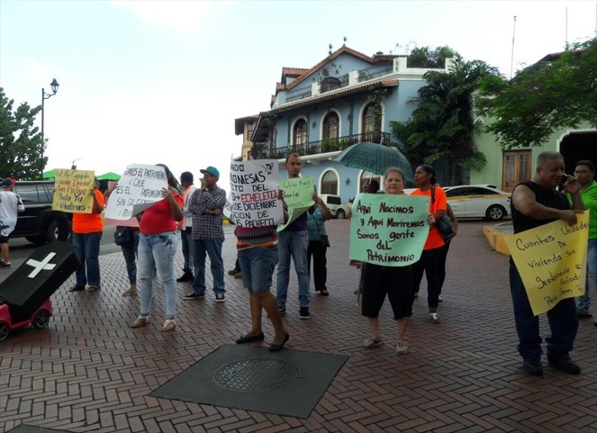 Noticia Radio Panamá | Moradores de San Felipe protestan en los predios de la Presidencia.