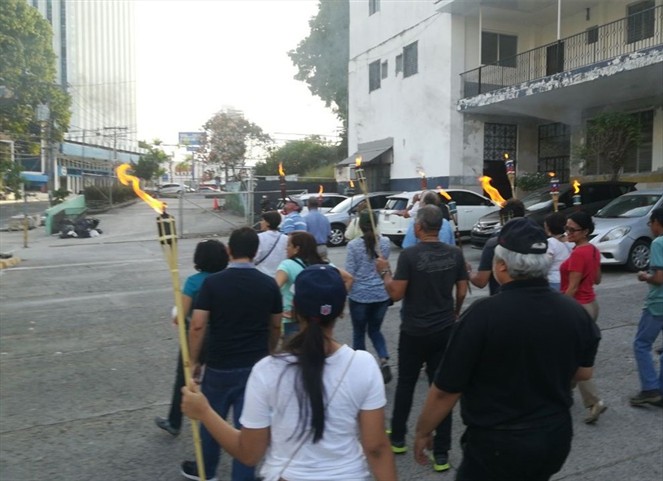Noticia Radio Panamá | Ciudadanos participan de primera caminata de antorchas contra la impunidad