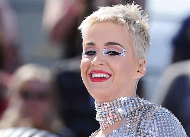 Noticia Radio Panamá | Katy Perry sorprendió a concursante de American Idol con un beso.