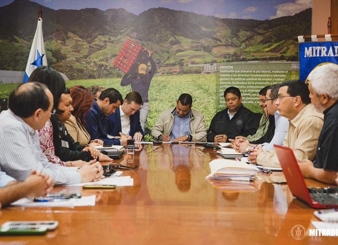 Noticia Radio Panamá | Minera y Suntracs firman acuerdo tras días de negociación