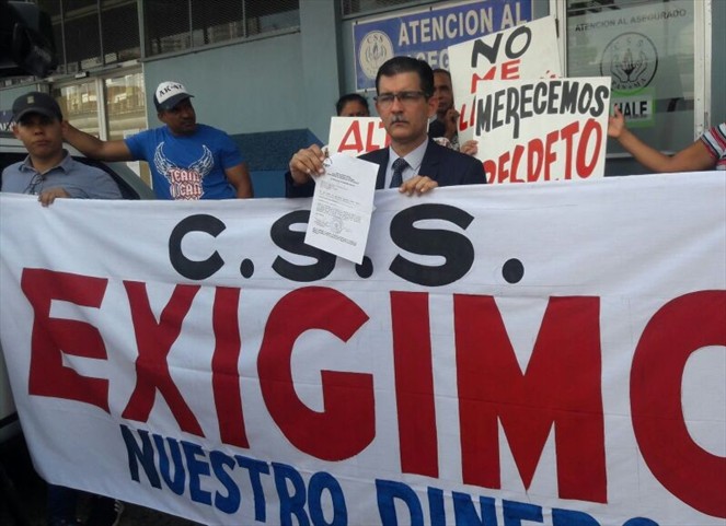 Noticia Radio Panamá | Extranjeros exigen al director de la CSS que se les devuelva el dinero pagado por tramites de afiliación.