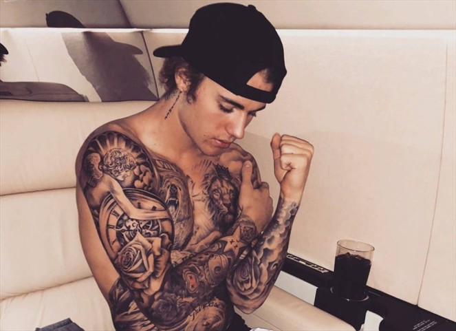 Noticia Radio Panamá | Justin Bieber muestra su colección de tatuajes