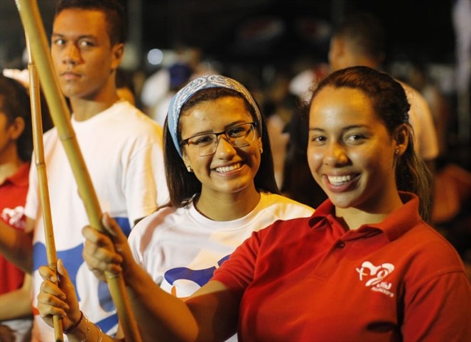 Noticia Radio Panamá | Cientos de jóvenes realizan vigilia previo a cita eucarística