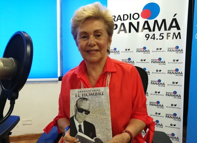 Noticia Radio Panamá | Mireya Moscoso presenta libro «Arnulfo Arias el hombre»