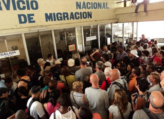 Noticia Radio Panamá | Extranjeros realizan manifestación frente a la sede del Servicio Nacional de Migración