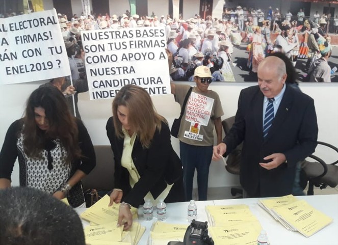 Noticia Radio Panamá | Bernal presenta firmas para candidatura presidencial por la libre postulación