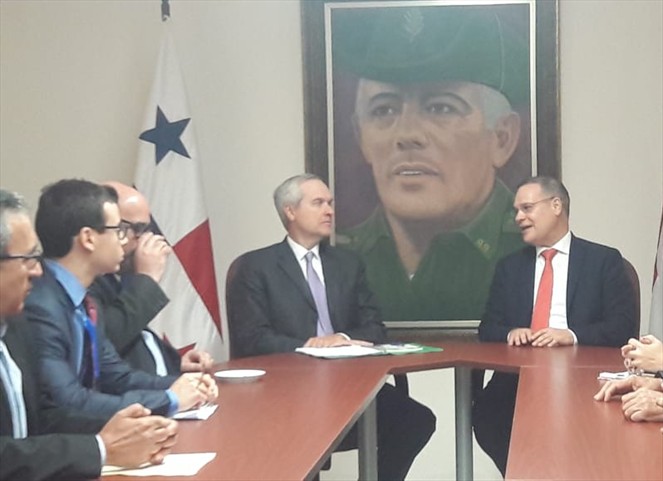 Noticia Radio Panamá | Ministro de la Presidencia se reúne con el PRD para discutir sobre la propuesta de la constituyente