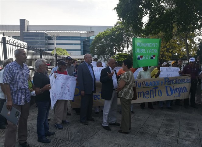 Noticia Radio Panamá | Jubilados protestan en la Asamblea Nacional
