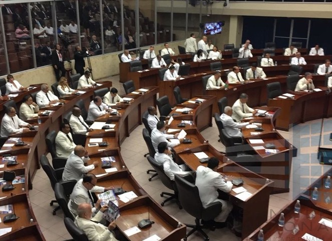 Noticia Radio Panamá | Diputados opositores realizan cuestionamientos a directivos del sector energético