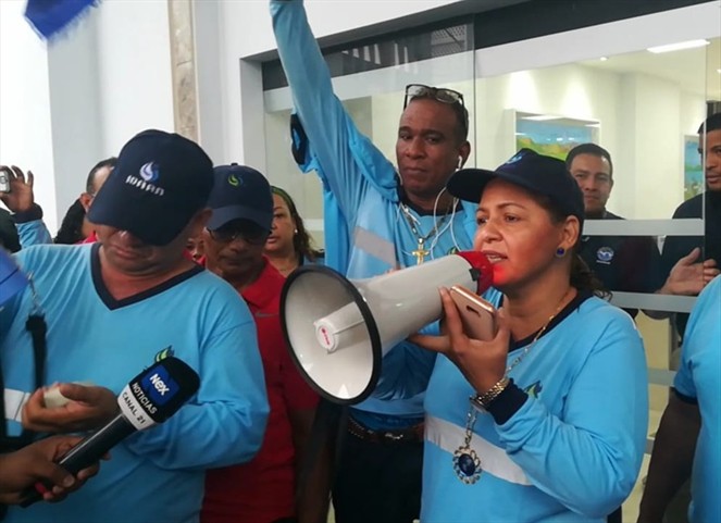 Noticia Radio Panamá | Trabajadores del IDAAN se reúnen con viceministro del MEF por ajuste salarial