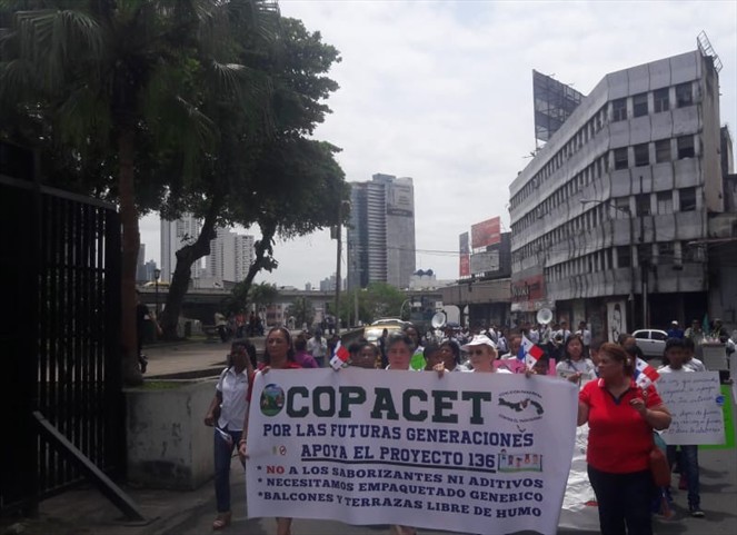 Noticia Radio Panamá | Estudiantes marchan hacia la Asamblea Nacional para concientizar los daños que ocasiona el tabaco