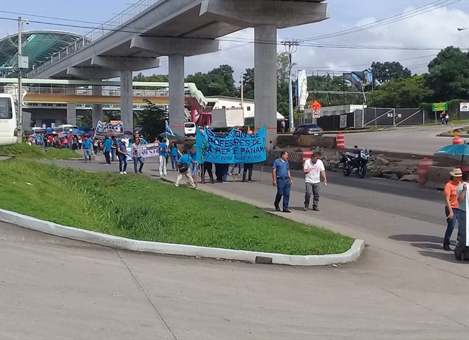 Noticia Radio Panamá | Docentes del área de Panamá Este se manifestaron para exigir mejoras a Centros Educativos