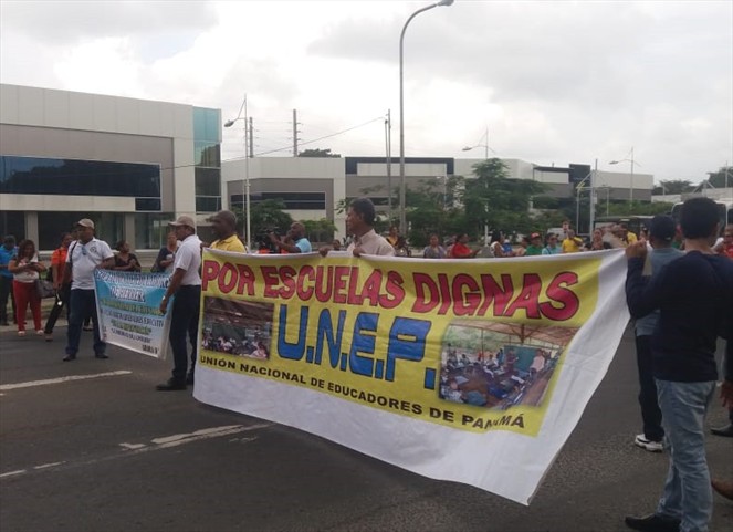 Noticia Radio Panamá | Gremios docentes protestan frente al MEDUCA exigen cancelación de salarios adeudados