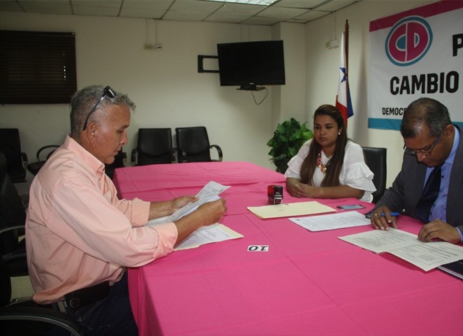 Noticia Radio Panamá | Declina otro aspirante presidencial por Cambio Democrático