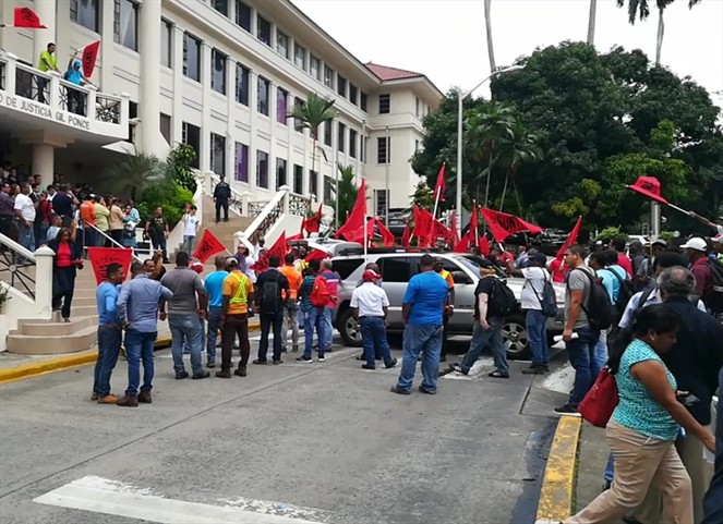 Noticia Radio Panamá | Diferentes organizaciones de la sociedad civil protestan en la CSJ