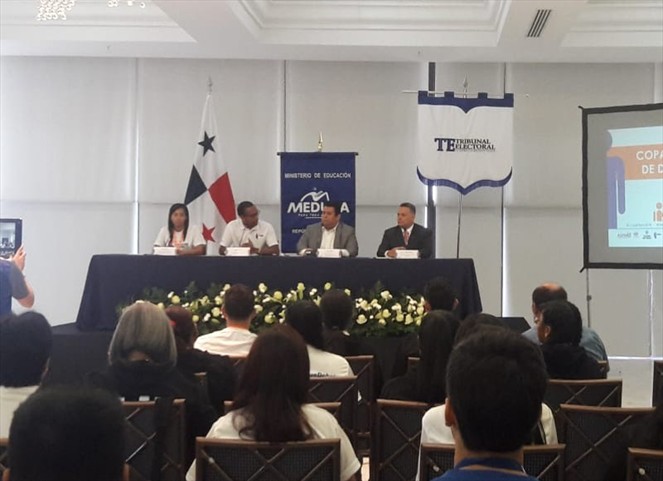 Noticia Radio Panamá | Trece planteles educativos a nivel nacional participaran de la Copa Nacional de Debate