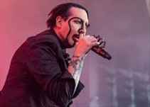 Noticia Radio Panamá | Marilyn Manson se desmaya en el escenario por fuerte ola de calor