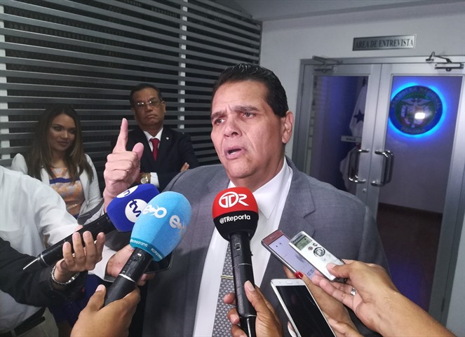 Noticia Radio Panamá | Diputado Sergio Gálvez defiende licitación donde pretende adquirir “tarjetas de regalo” para su circuito