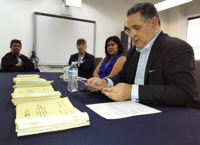 Noticia Radio Panamá | Ameglio entrega nueva remesa de firmas al TE