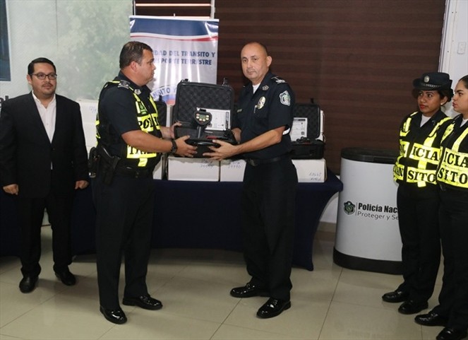 Noticia Radio Panamá | Policia Nacional recibe donación de equipos para reforzar seguridad y fiscalización vial