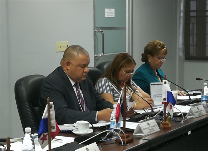 Noticia Radio Panamá | Diputados suspenden traslado de partida al INADEH