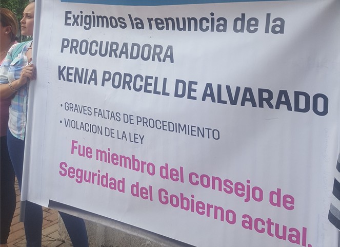 Noticia Radio Panamá | Abogado Alexis Sinclair presenta documento para exigir renuncia de la Procuradora Porcell